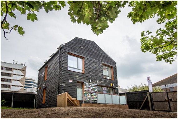 Una casa de arquitectura moderna y construcción sostenible